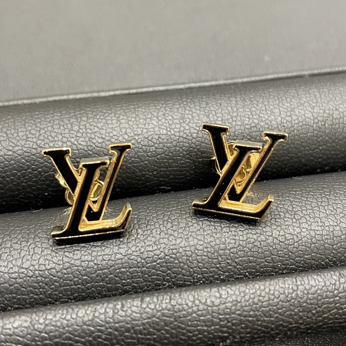 Louis Vuitton(ルイヴィトン) M01135 LV アイコニック エナメルイヤリングの買取実績